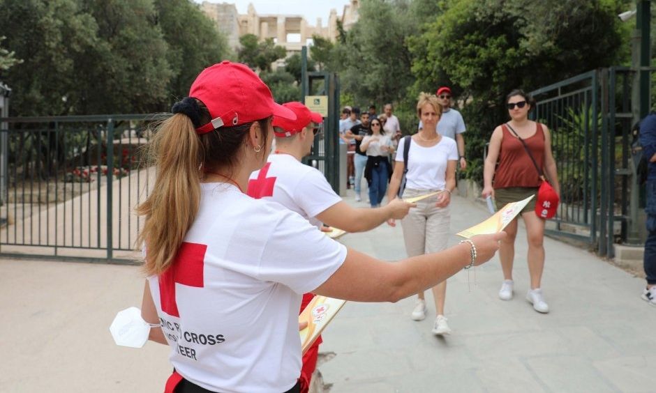 Ελληνικός Ερυθρός Σταυρός: Οδηγός επιβίωσης από τις υψηλές θερμοκρασίες