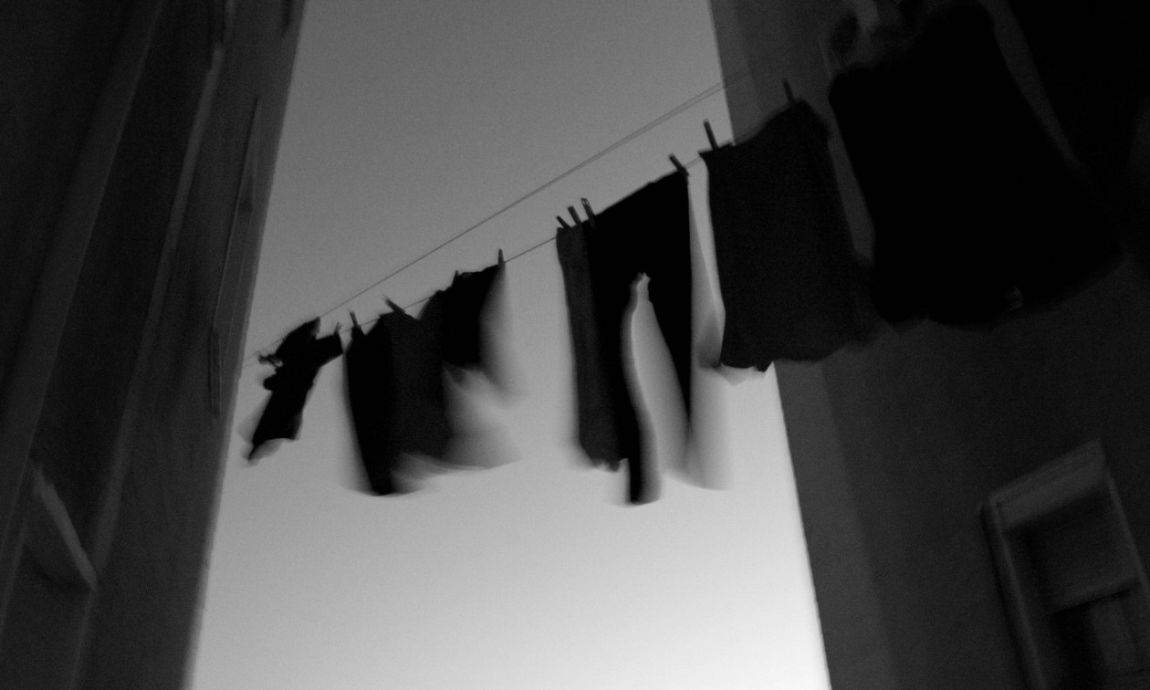 Πλύσιμο σκούρων ρούχων: Βάλτε αυτό το καθημερινό ρόφημα στο πλυντήριο