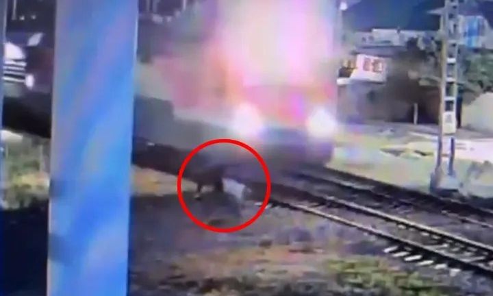 Ρωσία: Άνδρας που είχε πέσει σε ράγες διασώθηκε από περαστικό, δευτερόλεπτα πριν περάσει τρένο