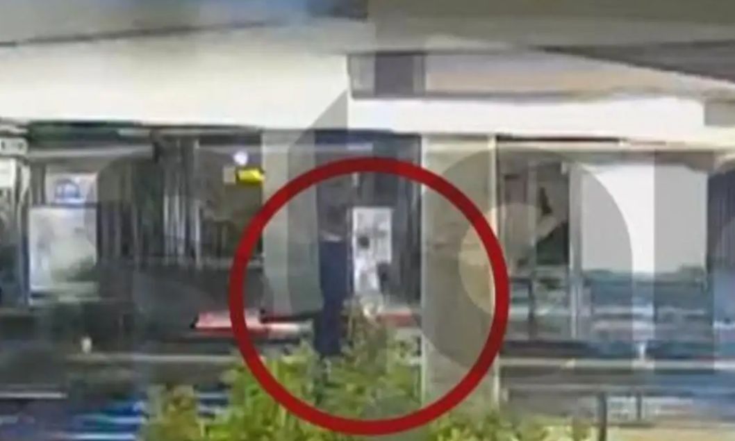 Παλαιό Φάληρο: Βίντεο ντοκουμέντο - Η στιγμή που η μυστηριώδης γυναίκα πετά το καροτσάκι