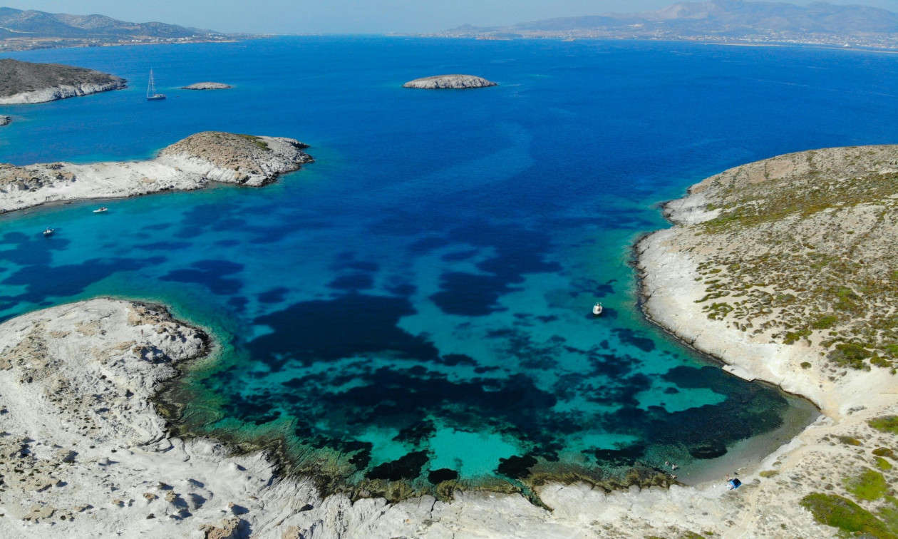 Αντίπαρος: Η «ήρεμη δύναμη» του Αιγαίου με τα κρυστάλλινα νερά