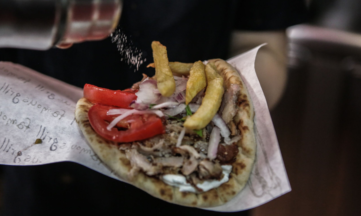 Το σουβλάκι έχει μετατραπεί σε είδος πολυτελείας για τον Έλληνα - Μέχρι και 5,3 ευρώ ένα τυλιχτό
