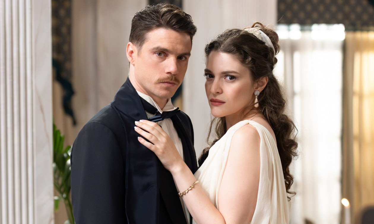 47c6814b-grand-hotel-trailer-backstage-3.jpg?t=lsAKTeby22r-1EB7EeJsFw