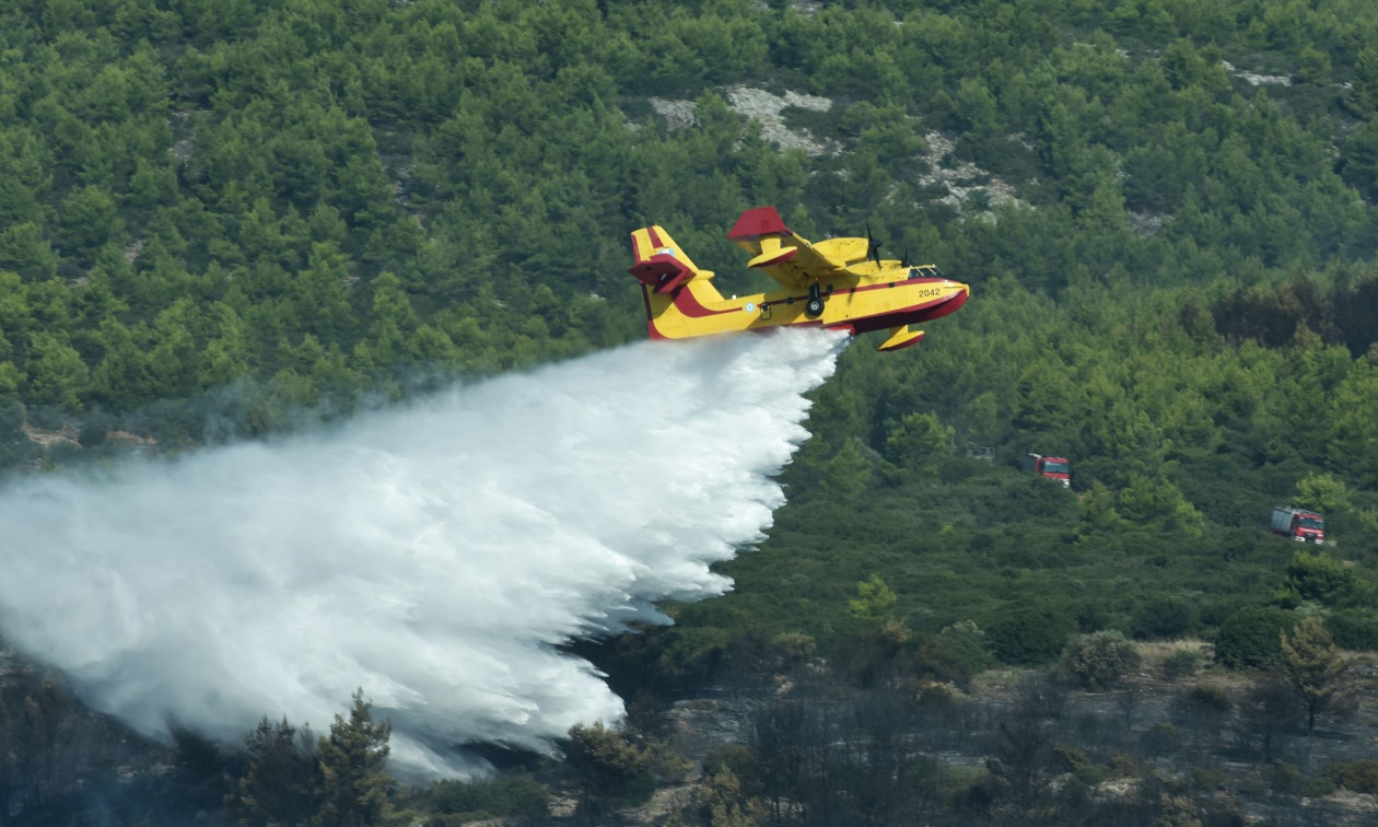 Επιχειρήσεις κατάσβεσης από 35 πυροσβέστες και ελικόπτερα.
