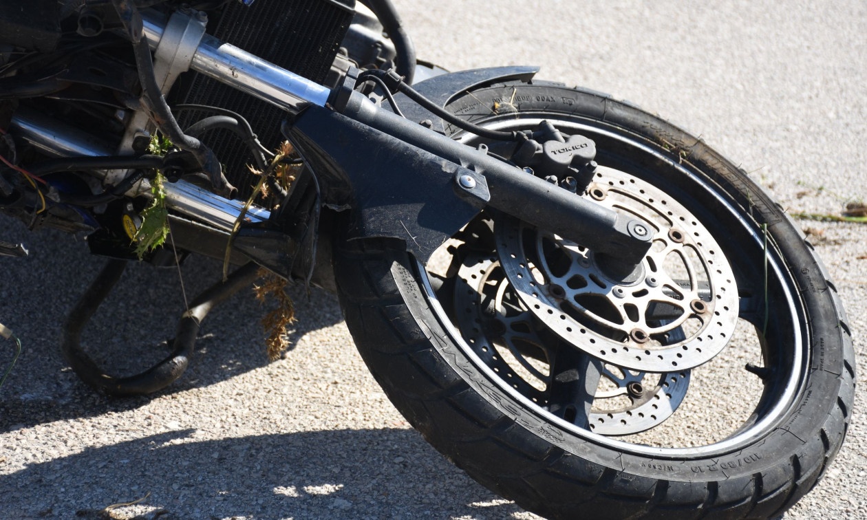 Βόλος: Έκανε όπισθεν για να ξεπαρκάρει και τραυμάτισε σοβαρά οδηγό μοτοσικλέτας