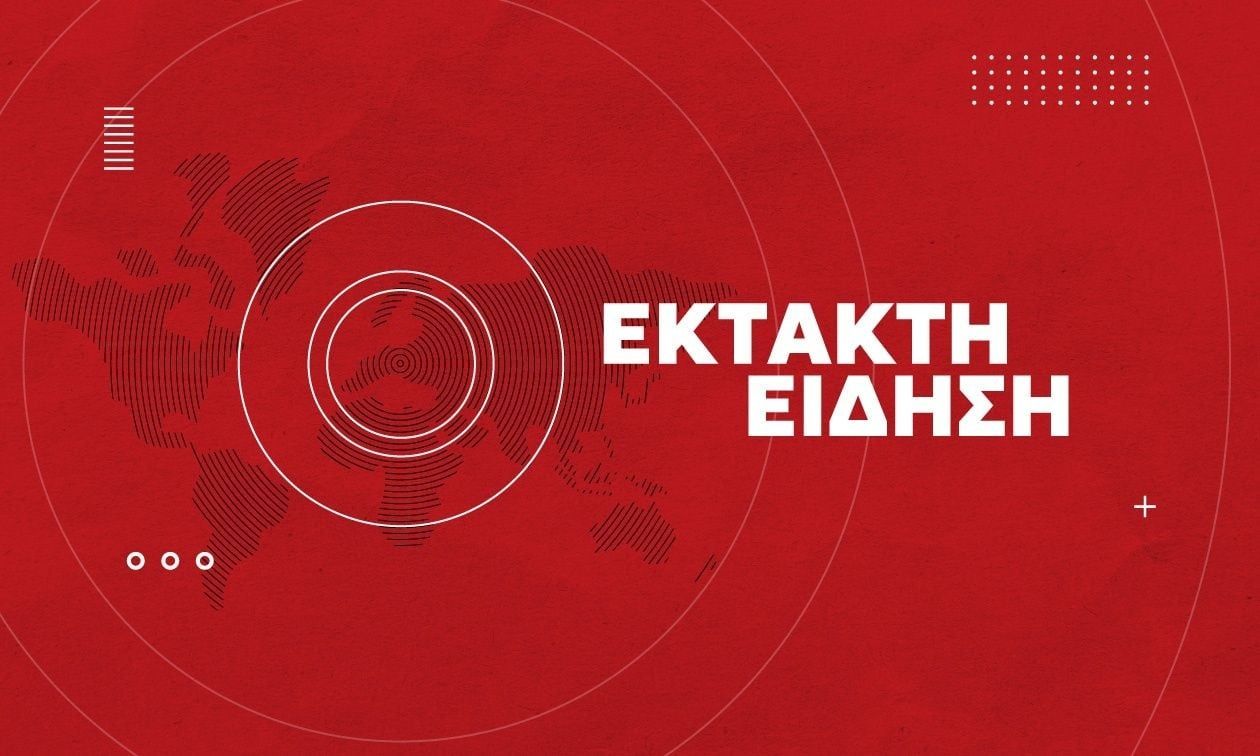 Επιχειρούν 33 πυροσβέστες και εναέρια μέσα για την κατάσβεση της φωτιάς.