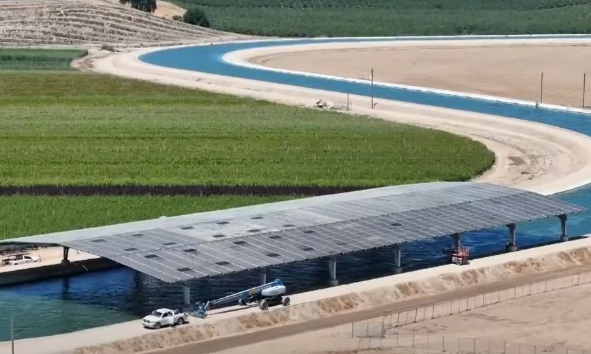 Έργο-πρότυπο στην Καλιφόρνια: Φωτοβολταϊκά πάνω από κανάλια εξοικονομούν νερό και παράγουν ενέργεια