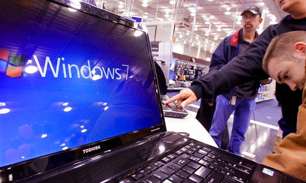 Τα Windows 7 αναβιώνουν: Πώς το «νεκρό» λειτουργικό σύστημα επιστρέφει δυναμικά σε όλο τον κόσμο
