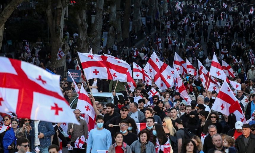 Χάος στη Γεωργία: Διαδηλωτές εισέβαλαν στο Κοινοβούλιο - Βίντεο