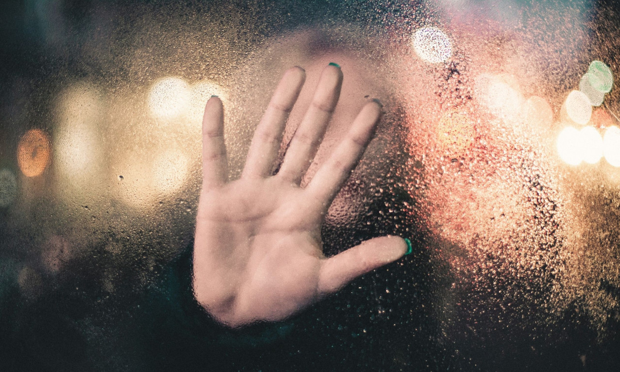 Ενδοοικογενειακή βία: Πώς γυναίκα αστυνομικός έσωσε κακοποιημένη μητέρα από τον σύζυγό της