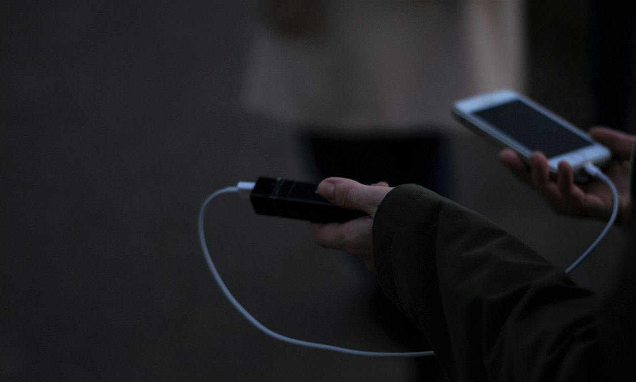 Αυστραλία: Ανδρας τυλίχθηκε στις φλόγες σε αεροδρόμιο αφού εξερράγη power bank που είχε στην τσέπη