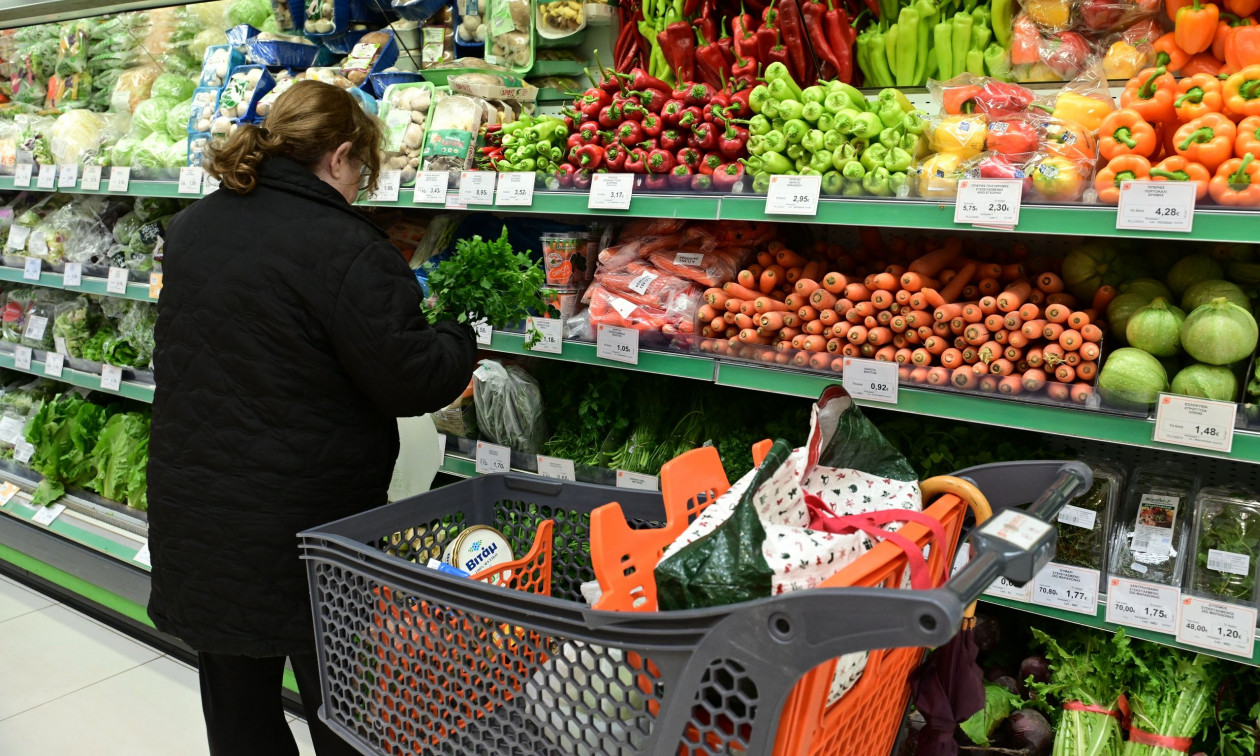 Ακρίβεια: «Αναστενάζουν» τα ελληνικά νοικοκυριά - «Κόβουμε από παντού για να τα βγάλουμε πέρα»