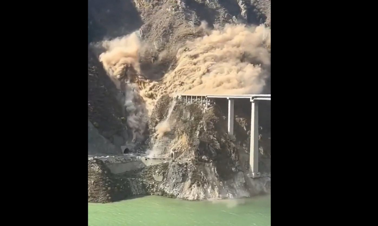 Κίνα: Εντυπωσιακή κατάρρευση γέφυρας - Είχε εγκαινιασθεί λίγους μήνες πριν - Video