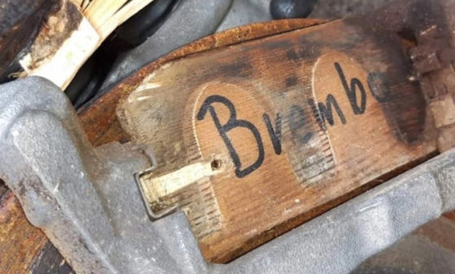 Γερμανός αγόρασε Mercedes και ανακάλυψε πως έχει... ξύλινα φρένα!