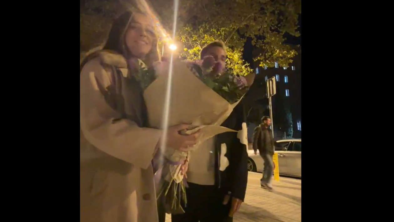 Λιονέλ Μέσι: «Εισέβαλε» σε βίντεο ζευγαριού στην Βαρκελώνη - Και έγινε... viral video