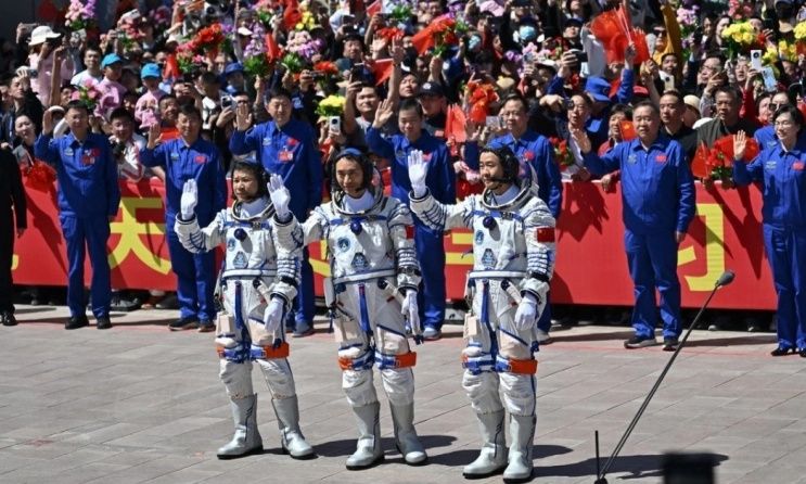 Κινέζοι αστροναύτες ασφαλείς αλλά εγκλωβισμένοι στον Τιανγκόνγκ: Πώς θα επιστρέψουν στη Γη;