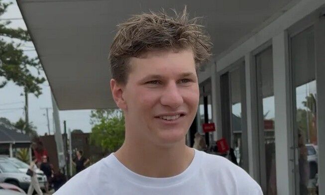 Έφηβος στην Αυστραλία επέστρεψε 3.500 δολάρια που βρήκε στο έδαφος - Η τιμιότητά του απέδωσε καρπούς