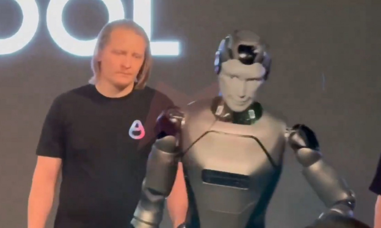 Viral η «τούμπα» επί σκηνής του πρώτου ρωσικού ανθρωποειδούς ρομπότ