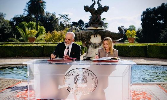 Μελόνι: «Τα κέντρα στην Αλβανία θα λειτουργήσουν - Η ευθύνη δεν είναι δική μου» - Σλάιν: «Απέτυχες»