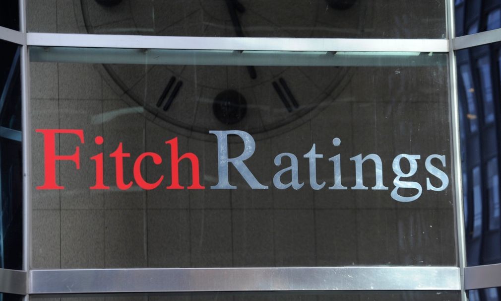 Fitch: Καταλύτης για τις αναβαθμίσεις της ελληνικής οικονομίας η ταχεία μείωση του δημοσίου χρέους