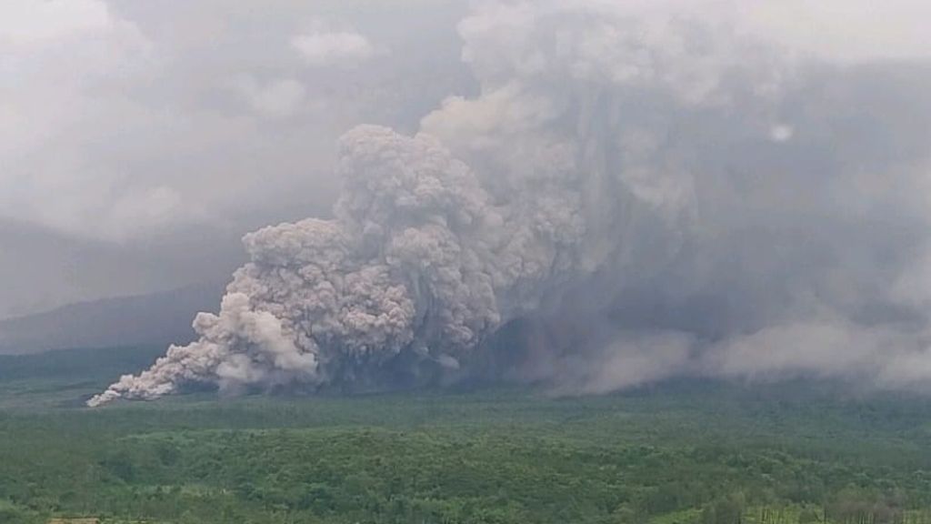 Συναγερμός στην Ινδονησία: Έκρηξη ηφαιστείου προκαλεί μαζικές εκκενώσεις χωριών - βίντεο