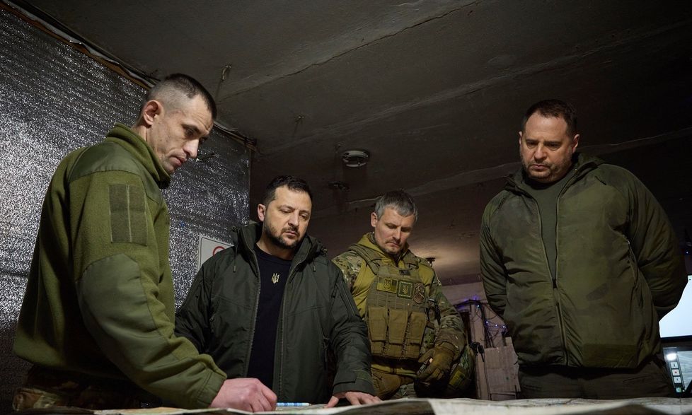 H δύσκολη επιλογή του Ζελένσκι: Να δεχτεί τη συμφωνία ή να βασιστεί στους ασταθείς Ευρωπαίους φίλους