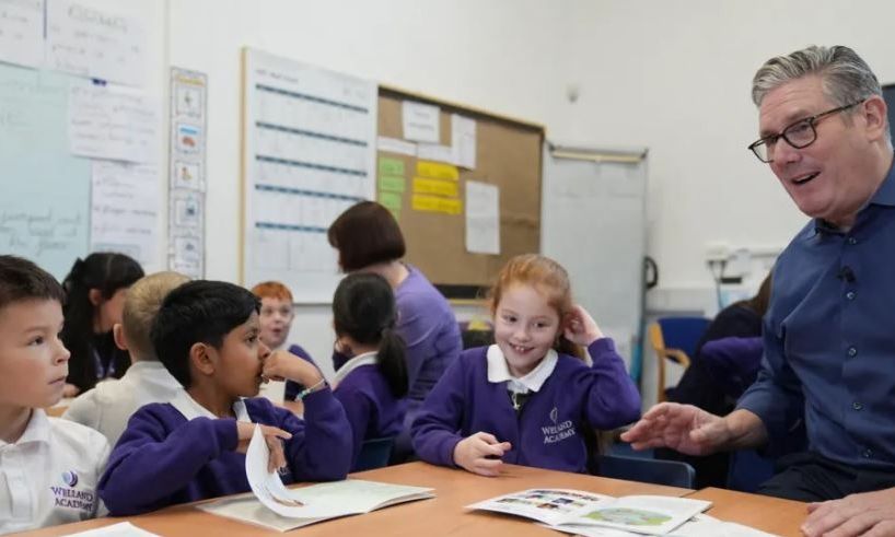 Κιρ Στάρμερ: Υιοθέτησε το trend «6-7» και ξετρέλανε μαθητές δημοτικού - Δείτε το βίντεο