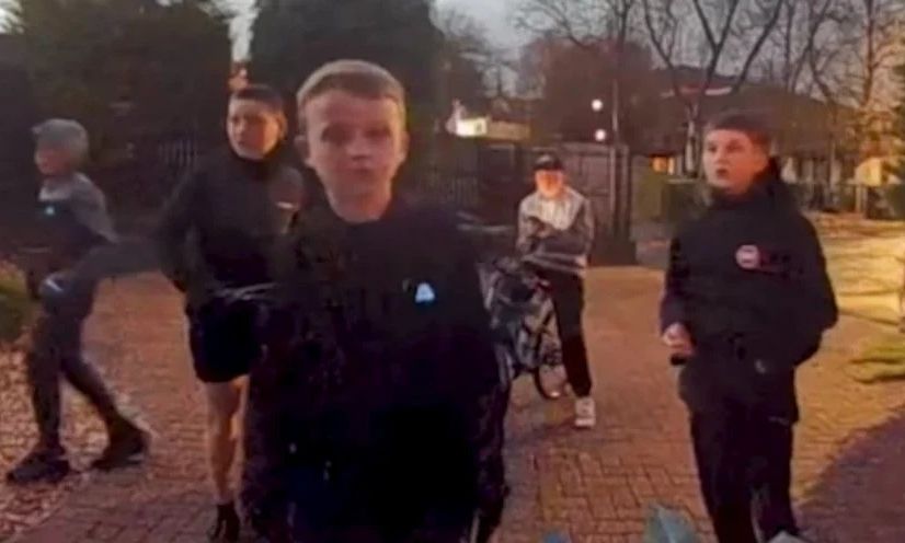 Σκωτία: Πέντε αγόρια τραγουδούν στο κουδούνι του γείτονα και γίνονται viral - Δείτε βίντεο