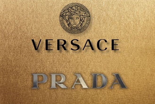 Prada: Προχώρησε στην οριστική εξαγορά της Versace μετά από πολύμηνες διαβουλεύσεις