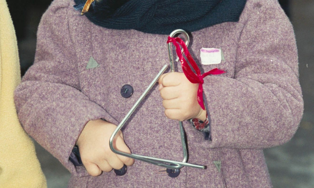 Κάλαντα: Η αιώνια μελωδία των εορτών - Το χαρμόσυνο μήνυμα, τα έθιμα και η ανταμοιβή των παιδιών