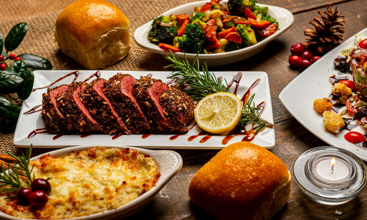 «Τσουχτερό» το χριστουγεννιάτικο τραπέζι: Τιμές «χρυσού» για κρέατα, κουραμπιέδες και μελομακάρονα