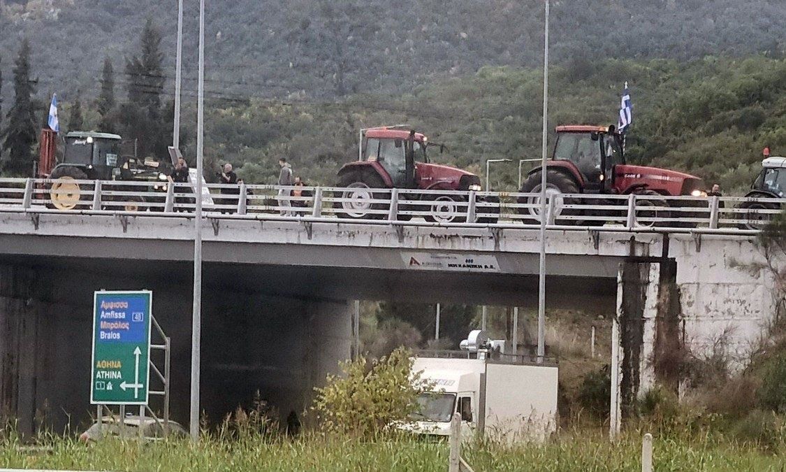 Οι αγρότες απέκλεισαν τον κόμβο του Μπράλου - Έκλεισε η Αθηνών-Λαμίας