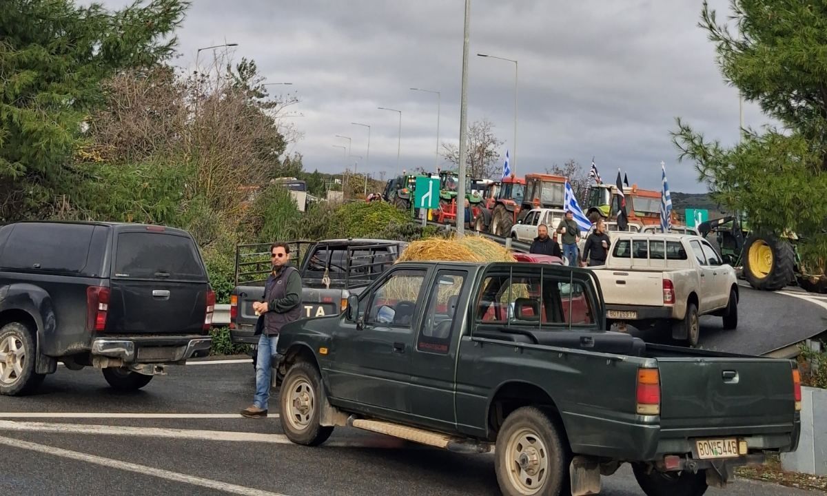 «Ούτε βήμα πίσω» – Αγρότες της Μαγνησίας καίνε άχυρα και ρίχνουν γάλατα στον δρόμο