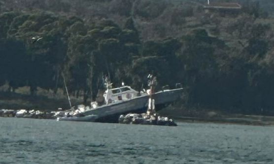 Σκάφος του Λιμενικού προσέκρουσε σε βράχια στο λιμάνι του Βόλου