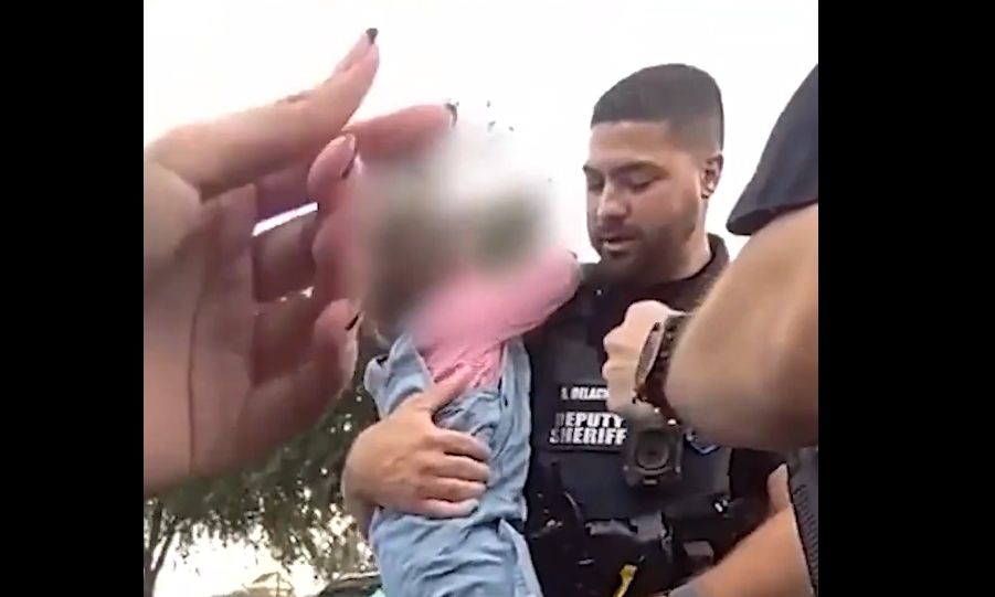 Φλόριντα: Αστυνομικοί διέσωσαν παιδί 16 μηνών από κλειδωμένο αυτοκίνητο - Βίντεο