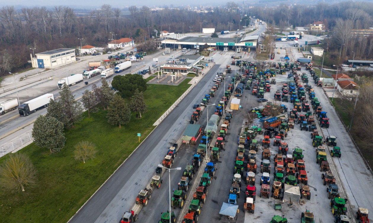 Κλιμακώνουν τη στάση τους οι αγρότες – Κλείνουν παρακαμπτήριους και ανοίγουν τα διόδια