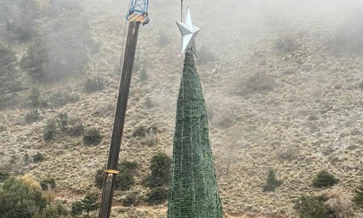 Φωταγωγείται στα Χανιά το μεγαλύτερο χριστουγεννιάτικο δέντρο της Ευρώπης