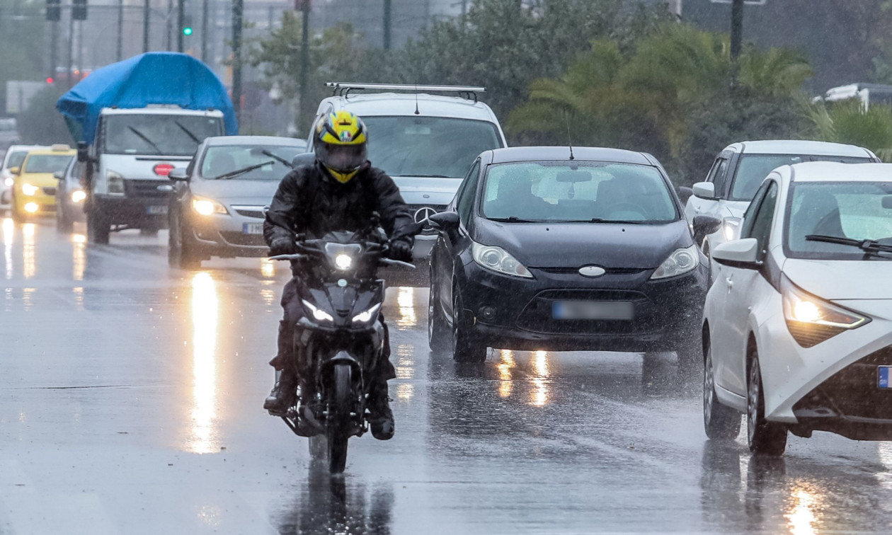 Στο «κόκκινο» οι δρόμοι στην Αθήνα - Μεγάλα προβλήματα στη λεωφόρο Πεντέλης