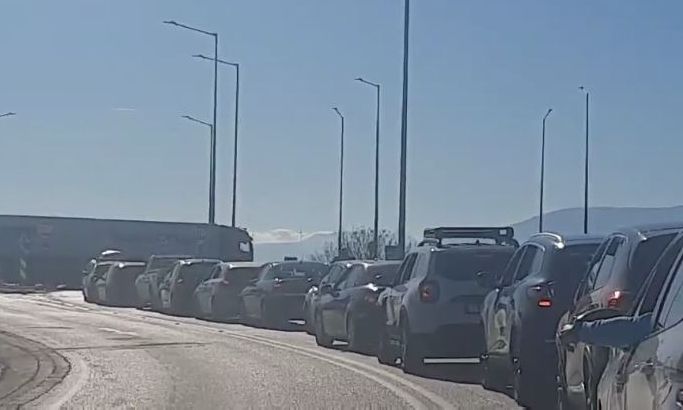 Επιστροφή μετ' εμποδίων λόγω μπλόκων: Ουρές χιλιομέτρων σε Μπράλο και Κάστρο