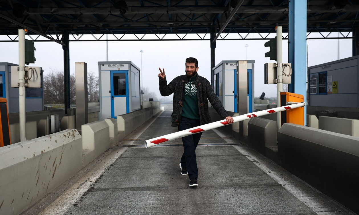 Παραμένουν στα μπλόκα οι αγρότες και ανοίγουν διόδια σήμερα - «Κόβουν την Ελλάδα στα δύο» τη Δευτέρα