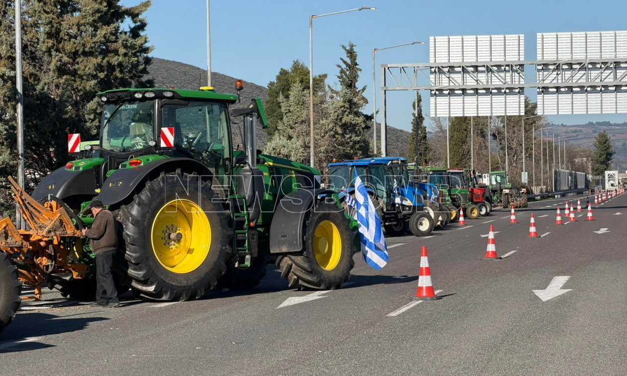 Το Newsbomb στο αγροτικό μπλόκο στο Κάστρο Βοιωτίας: Τι απαντούν για την ταλαιπωρία των οδηγών