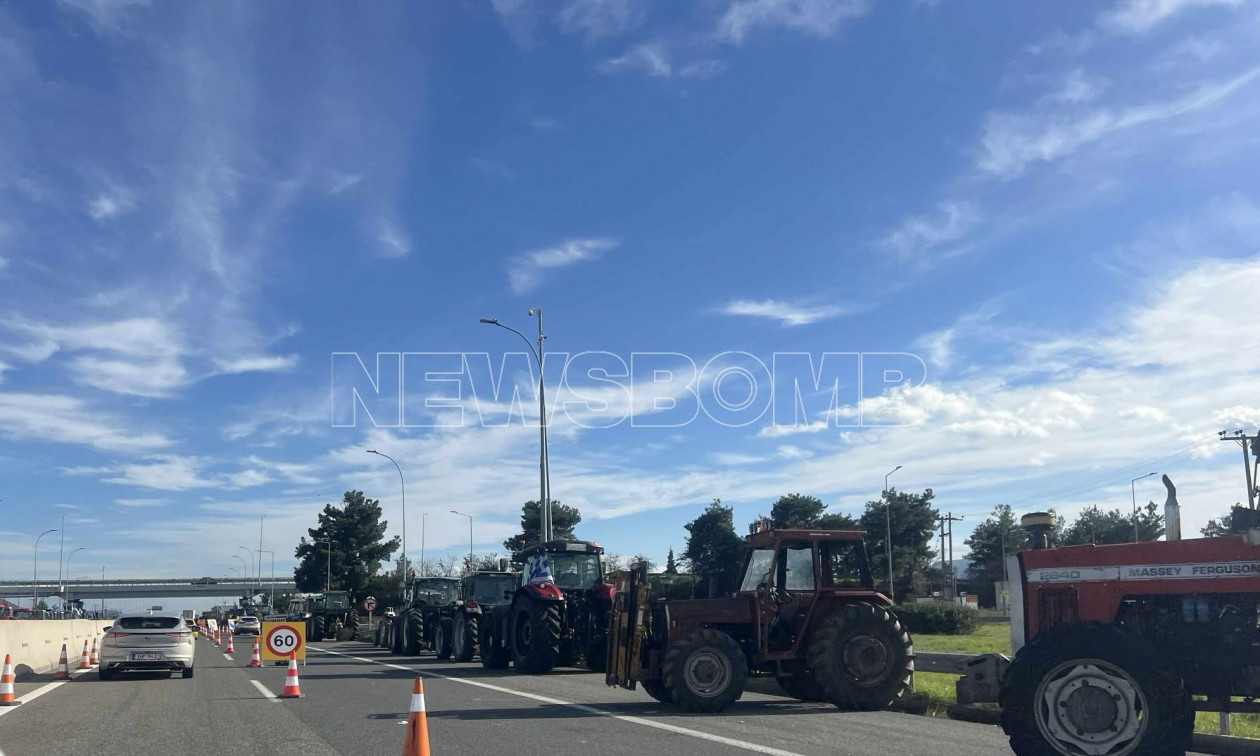 Μπλόκο Θήβας: Από μια λωρίδα κυκλοφορίας, δίπλα στα τρακτέρ, κινούνται τα αυτοκίνητα στην εθνική