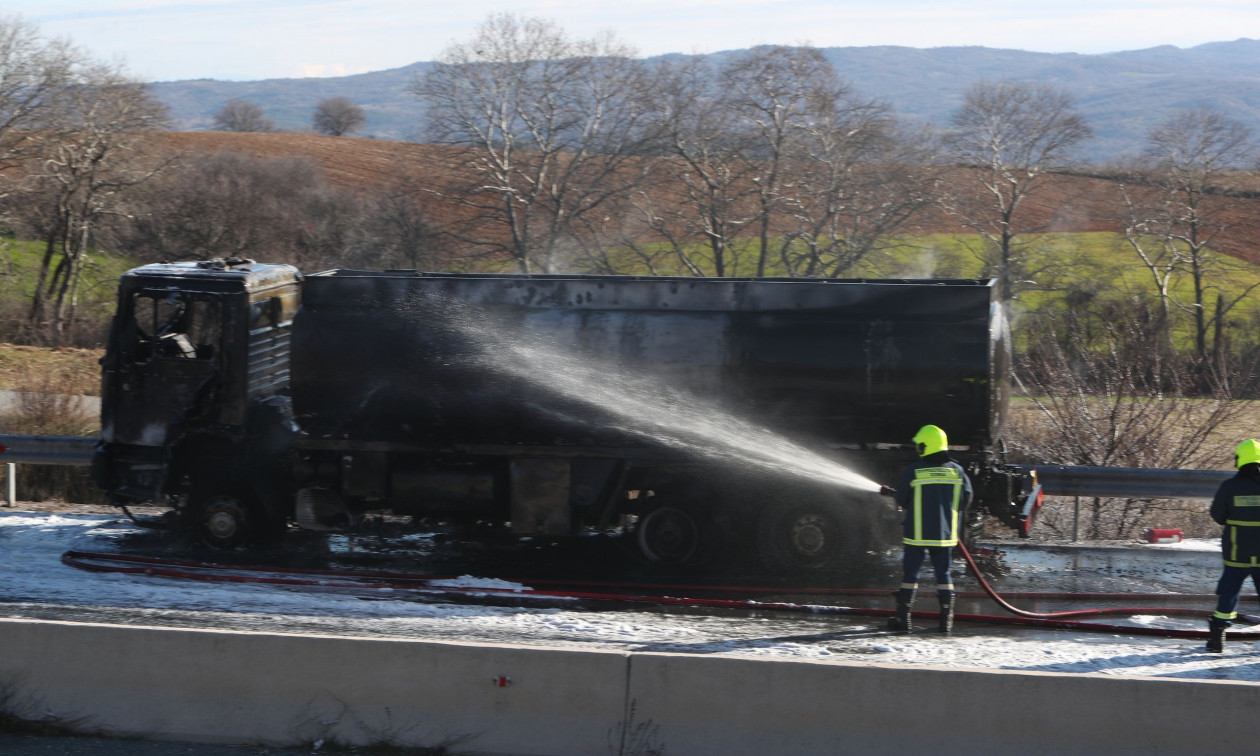 Υπό έλεγχο η φωτιά σε βυτιοφόρο καυσίμων στην ΕΟ Θεσσαλονίκης - Σερρών