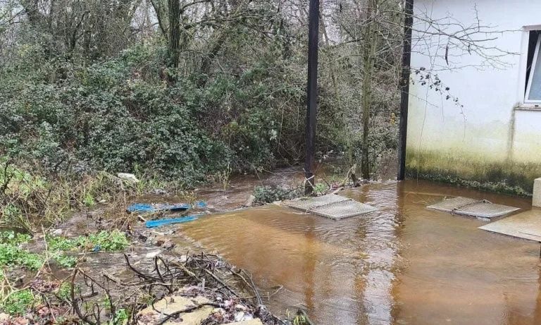 Ιωάννινα: Το αντλιοστάσιο παραμένει εκτός λειτουργίας στον Κατσικά – Τα λύματα καταλήγουν στη λίμνη