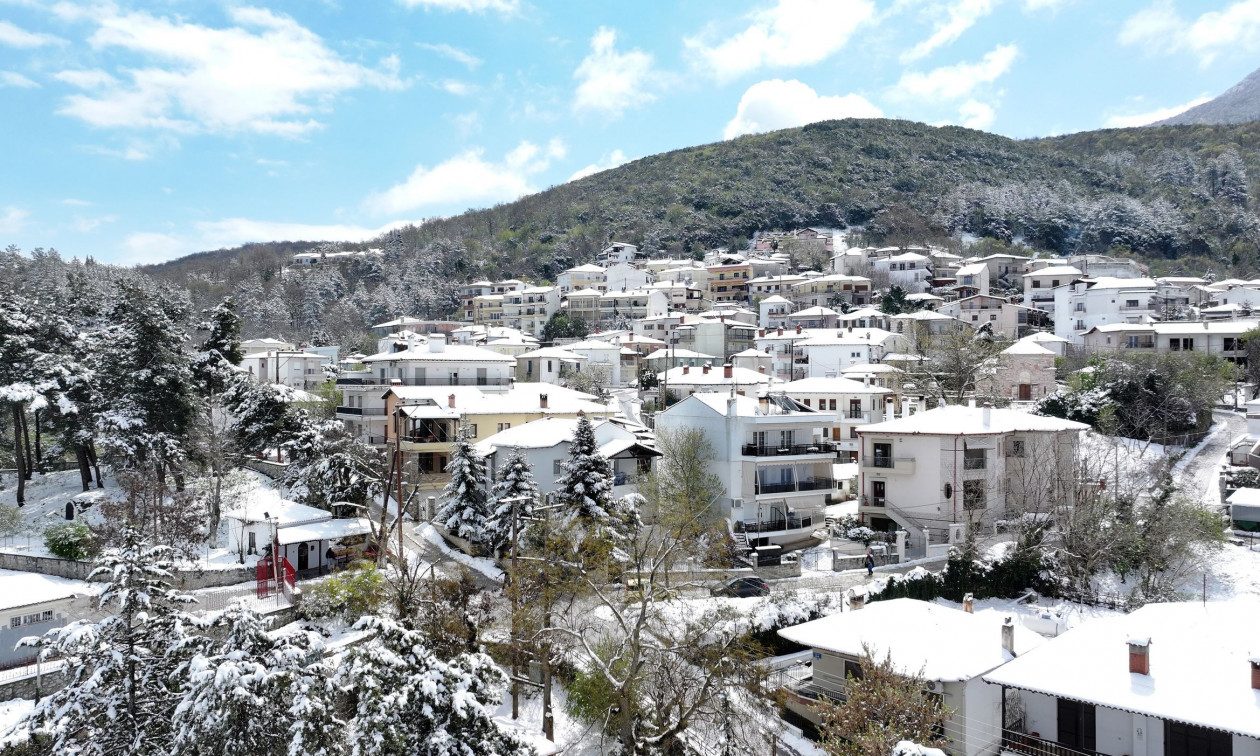 «Λευκή» εισβολή σαρώνει τη χώρα: Χιόνια σε Μακεδονία, Ήπειρο, Πελοπόννησο - Εικόνες