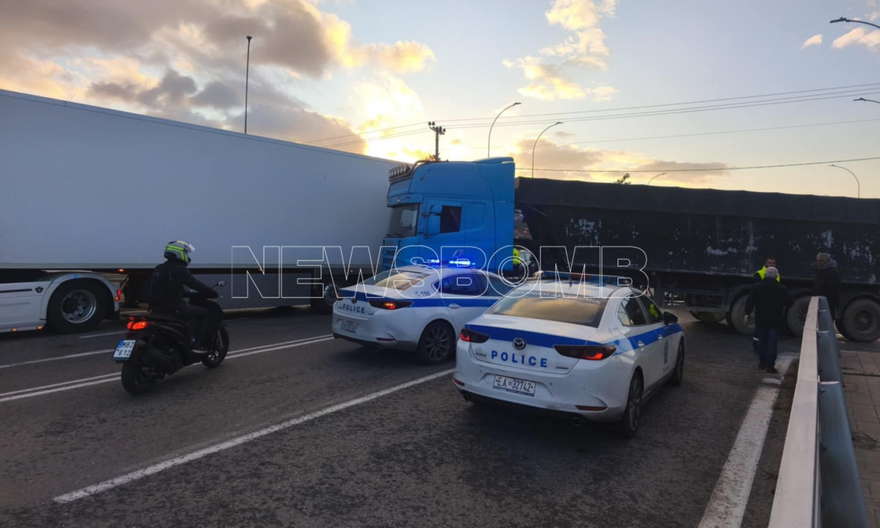 Φωτιά σε νταλίκα στη γέφυρα της Βαρυμπόμπης