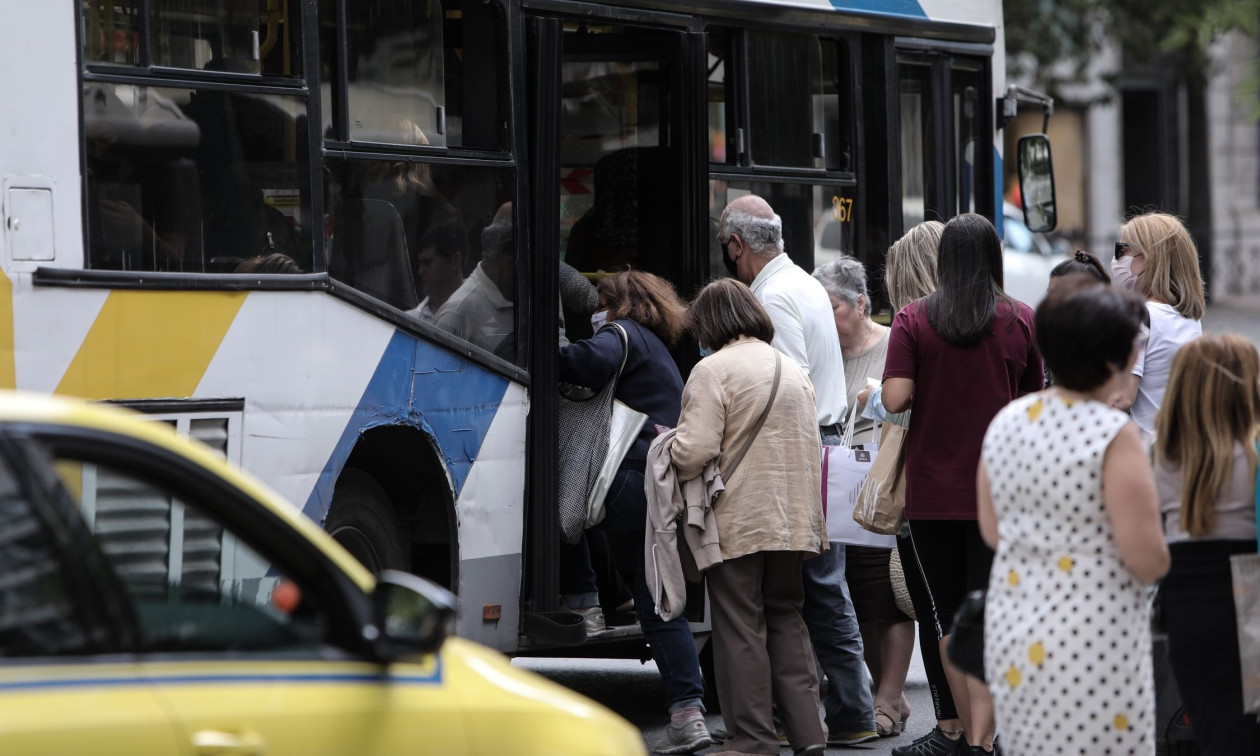 Ηλικιωμένη ξέχασε τσάντα με 30.000 ευρώ σε λεωφορείο - Της επιστράφηκε ακέραια