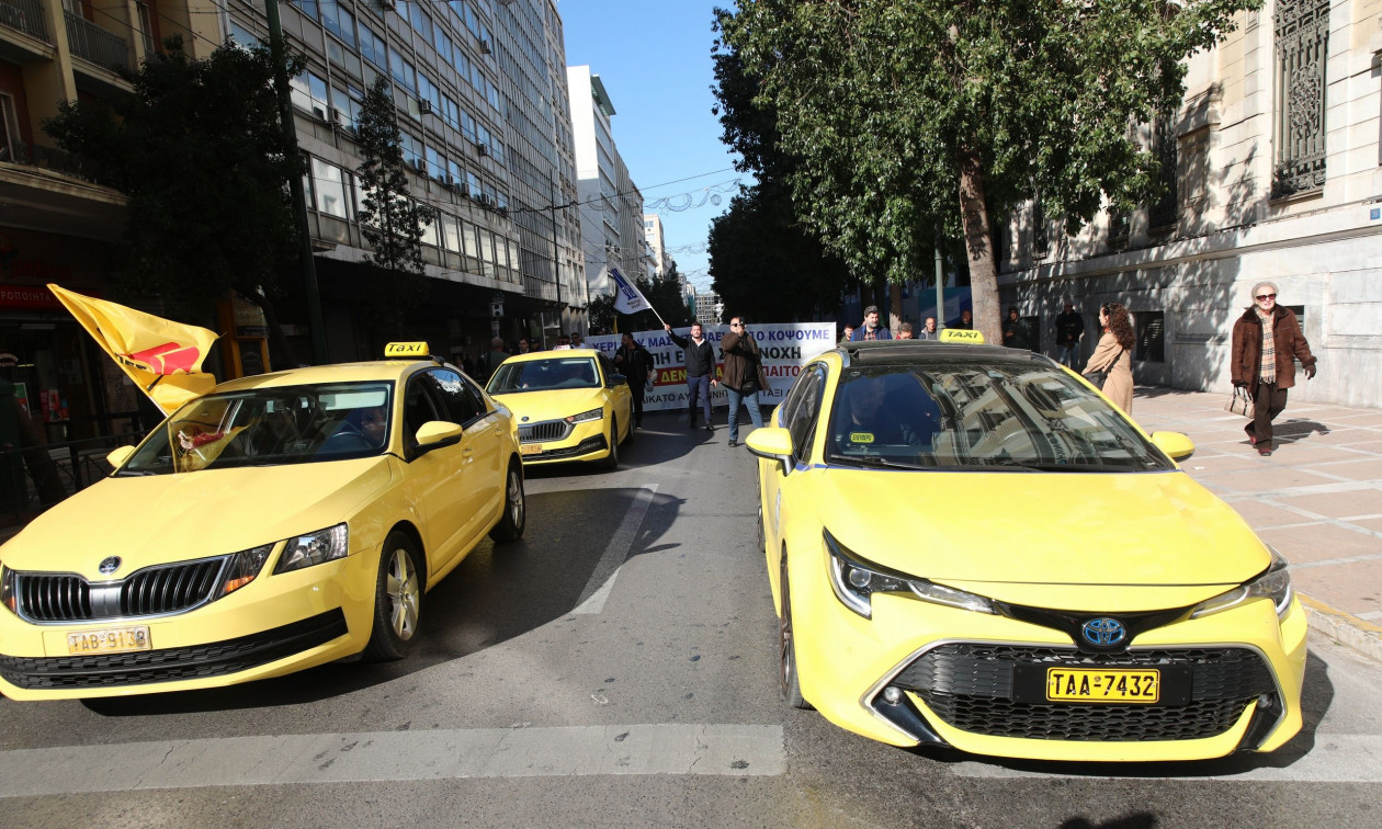 Στους δρόμους οι οδηγοί ταξί - Πορεία προς τη Βουλή και κυκλοφοριακό χάος στο κέντρο