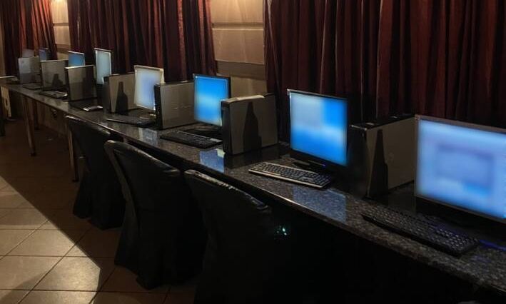 Κυψέλη: Έφοδος της ΕΛΑΣ σε στέκι παράνομου τζόγου – Κατασχέθηκαν 21 υπολογιστές, 2 συλλήψεις