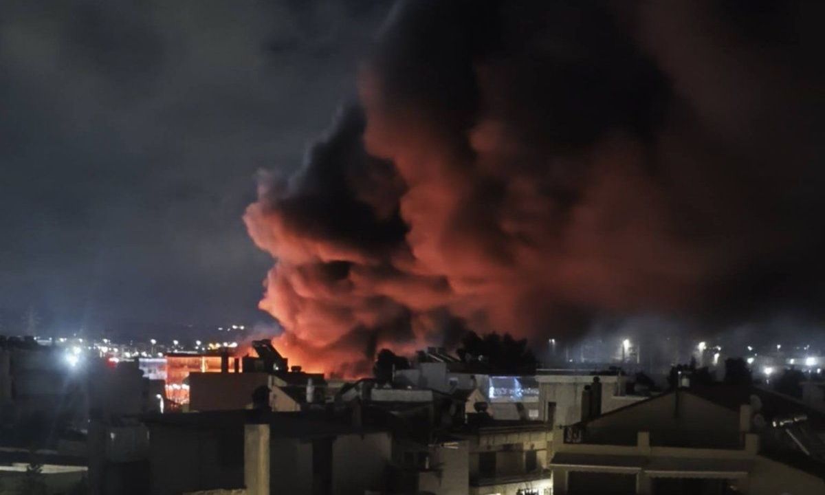 Φωτιά σε εργοστάσιο πλαστικών στο Μενίδι – Μεγάλη η κινητοποίηση της Πυροσβεστικής